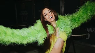 Ελένη Φουρέιρα | Αφήνεται στα έμπειρα χέρια του κομμωτή της τρώγοντας σουβλάκι