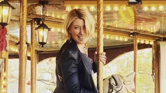 Σία Κοσιώνη | Παίζει με τον γιο της μπροστά από το εντυπωσιακό τους δέντρο