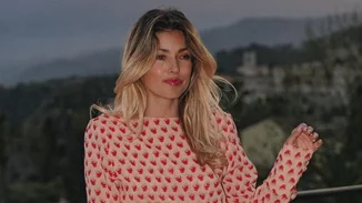 Η Βάσια Κωσταρά προτείνει 2 μοντέρνες εκδοχές του χτενίσματος που θα αναδείξει όλα τα καλοκαιρινά μας φορέματα