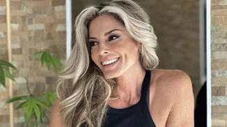 H Κατερίνα Λάσπα φόρεσε το πιο κολακευτικό athleisure μαγιό | Η γραμμωμένη της σιλουέτα και οι υπέροχες φωτογραφίες από την παραλία