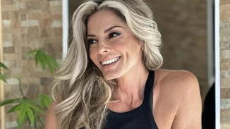 Η Κατερίνα Λάσπα περπατάει topless σε μία υπέροχη, αμμώδη παραλία, δείχνοντας πιο ξέγνοιαστη από ποτέ