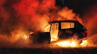 Τραγωδία στην Κατερίνη | Γιατί η 38χρονη δεν κατάφερε να βγει από το αυτοκίνητό της - Κινούνταν φλεγόμενο για 300 μέτρα