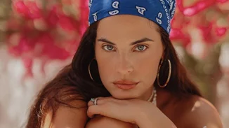 "Γενέθλια χωρίς εσένα δε γίνονται…" | Η Χριστίνα Μπόμπα αγκαλιάζει τον Σάκη Τανιμανίδη και τον φιλάει μέσα στη θάλασσα στην πιο ρομαντική φωτογραφία