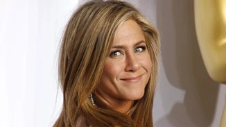 H Jennifer Aniston αποκαλύπτει το μυστικό της για δυνατά μαλλιά που μακραίνουν "εξωπραγματικά γρήγορα" στα 55 της