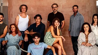 "Maestro" | Ο Χριστόφορος Παπακαλιάτης σερβίρει τη σπιτική σπανακόπιτα της περήφανης Στεφανίας Γουλιώτη