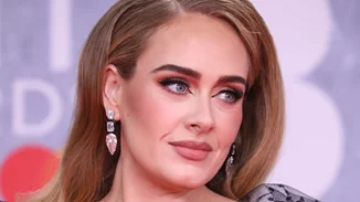 Η Adele ξεσπάει σε δάκρυα επί σκηνής με τη συγκινητική ιστορία ενός φαν της