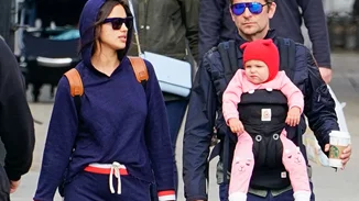 Η κόρη της Irina Shayk και του Bradley Cooper με το πιο cute ολόσωμο μαγιό