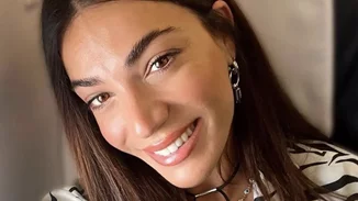 Η Ήβη Αδάμου και η υπέροχη κόρη της, Ανατολή, κάνουν μπάνιο στη θάλασσα και παίζουνε στην αμμουδιά