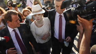 Επίθεση με βιτριόλι: Στο δικαστήριο η Ιωάννα - Συγκλονιστική εμφάνιση με τη μάσκα στο πρόσωπο (εικόνες - βίντεο)