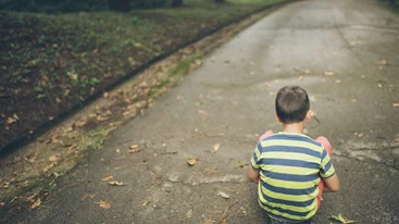 Γονείς | Δεν είναι φυσιολογικό να μεγαλώνουμε τα παιδιά μας απομονωμένοι