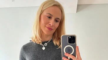 "Λιώνει" από τη ζέστη η Νάντια Μπουλέ | Η φωτογραφία μέσα από το αυτοκίνητο