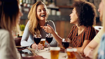 Μισείς το "small talk"; Αυτές είναι οι 6 συμπεριφορές που μπορεί να "φρενάρουν" τις σχέσεις σου