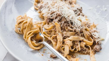 Τι να μαγειρέψω σήμερα; Η viral λευκή μπολονέζ με τυρί κρέμα του Άκη Πετρετζίκη, που αξίζει να δοκιμάσεις