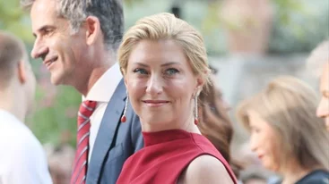 "Από τα 8 ως το άπειρο" | Η Σία Κοσιώνη στην αγκαλιά του Κώστα Μπακογιάννη