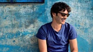 Ο Χριστόφορος Παπακαλιάτης περπατά στην άμμο με θέα το απέραντο γαλάζιο | Τα μαγευτικά πλάνα από τους Παξούς