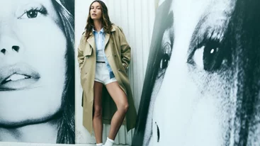 Η DKNY παρουσιάζει την καμπάνια Άνοιξη 2026 με πρωταγωνίστρια τη Hailey Bieber