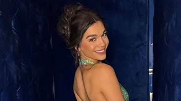 Μελίνα Νικολαΐδη | Με το μαγιό της καθισμένη στα βράχια και φόντο το απέραντο γαλάζιο