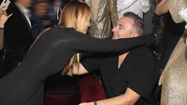 Αντώνης Ρέμος & Υβόννη Μπόσνιακ | Τα τρυφερά φιλιά που αντάλλαξαν μπροστά στο κοινό