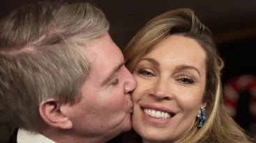 Αγκαλιασμένοι στα γιορτινά τους | Μαριέττα Χρουσαλά & Λέων Πατίτσας καλωσορίζουν το νέο έτος