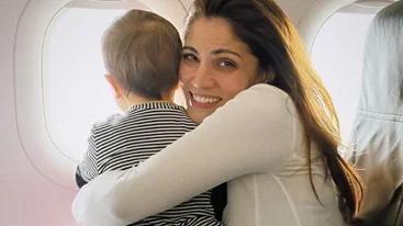 Μαίρη Συνατσάκη – Ίαν Στρατής | Tο πρώτο τους αεροπορικό ταξίδι με την μικρή Ολίβια – Οι τρυφερές φωτογραφίες
