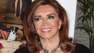 Με κομψό σύνολο στην Ακρόπολη η Μιμή Ντενίση | Οι πρώτες εικόνες από το νέο της τηλεοπτικό εγχείρημα