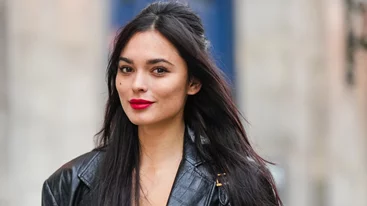 Γιατί το κόκκινο κραγιόν της κολλητής σου δείχνει "ξένο" πάνω σου; Η απάντηση κρύβεται στον καρπό σου