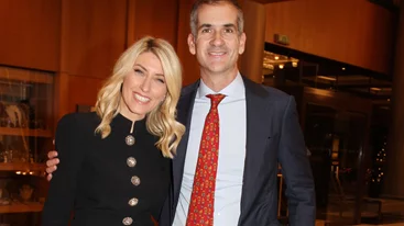 Σία Κοσιώνη | Αγκαλιά με τον Κώστα Μπακογιάννη σε χριστουγεννιάτικο δείπνο