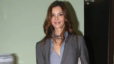 Η Κατερίνα Λέχου με βελούδινο σακάκι, καφέ παντελόνι και metallic γόβες σε βραδινή έξοδο