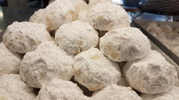 Τα top μυστικά για αφράτους κουραμπιέδες: Πώς θα πετύχεις το αγαπημένο χριστουγεννιάτικο γλυκό