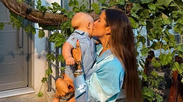 Εριέττα Κούρκουλου Λάτση | Απαθανατίζει τον Λέοντα να τρώει μακαρόνια στο κυκλαδίτικο μπαλκόνι της