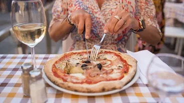 Πώς οι Ιταλοί τρώνε πίτσα κάθε μέρα και παραμένουν αδύνατοι – Η αλήθεια πίσω από το μεσογειακό πιάτο