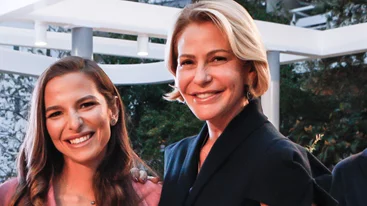 Η Τζένη Μπαλατσινού με το πιο κομψό πανωφόρι | Ιδανικό για τη μεταβατική περίοδο