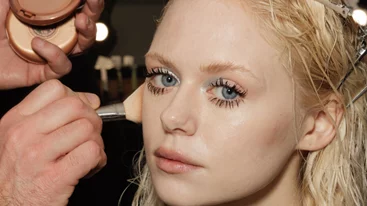 Θέλεις βλεφαρίδες σαν ψεύτικες; Βρήκα 3 pro tips για μήκος και όγκο με τη mascara που έχεις ήδη