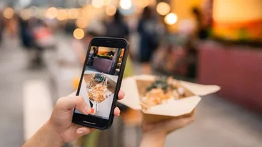 Τρως για τα... likes; Το φαινόμενο performative eating και οι κίνδυνοί του