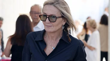 Η Μαρέβα Μητσοτάκη με γκρι σύνολο και καφέ suede παπούτσια στη Νέα Υόρκη