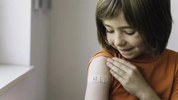 Πώς θα εμβολιαστούν φέτος τα παιδιά για την γρίπη | Πρεμιέρα για το ρινικό εμβόλιο