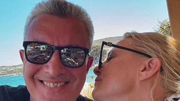 Ο Νίκος Χατζηνικολάου φωτογραφίζει την κόρη του να κάνει ιππασία μαζί με τη μαμά της