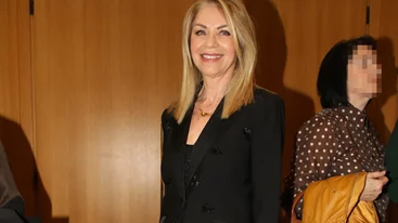 Έλλη Στάη | Με total black outfit σε θεατρική πρεμιέρα στο Παλλάς