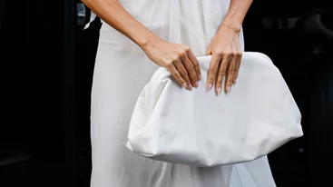 Pantone Cloud Dancer | 4 μανικιούρ που απογειώνουν το πιο "ακριβό" χρώμα του 2026