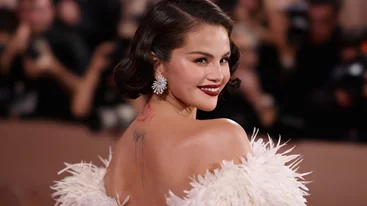 Ούτε nude, ούτε γαλλικό | Το μανικούρ της Selena Gomez στις Χρυσές Σφαίρες είναι η τέλεια επιλογή για κοντά νύχια