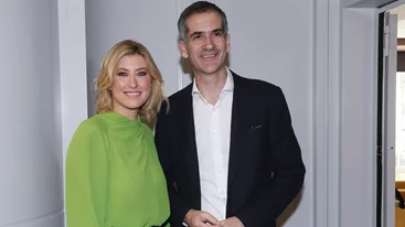 Σία Κοσιώνη | Αγκαλιά με τον Κώστα Μπακογιάννη σε χριστουγεννιάτικο δείπνο