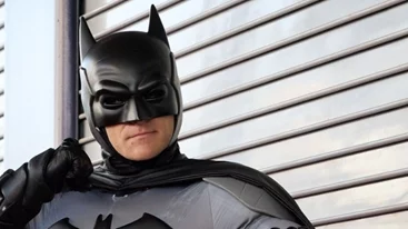 H ανθρώπινη συμπεριφορά σε δημόσιους χώρους βελτιώνεται, όταν είναι κοντά ο Μπάτμαν