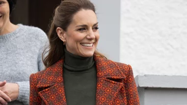 Kate Middleton | Με το πιο ιδιαίτερο παλτό που έχει φορέσει ποτέ & με το παντελόνι της Victoria Beckham