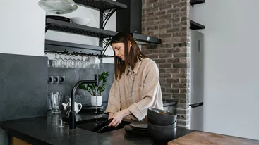 Βαριέσαι το πλύσιμο των πιάτων; Αυτό είναι το απόλυτο hack καθαριότητας με το οποίο έχουν πάθει όλοι εμμονή