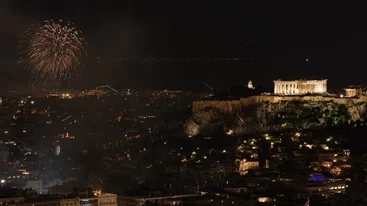 Με μουσική, drones και πυροτεχνήματα άλλαξε η χρονιά στα δύο χριστουγεννιάτικα χωριά της Περιφέρειας Αττικής, στο Σύνταγμα και στη Θεσσαλονίκη