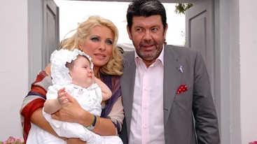 Τα iconic χτενίσματα που επέλεξαν 10 Ελληνίδες celebrities για τη βάφτιση των παιδιών τους