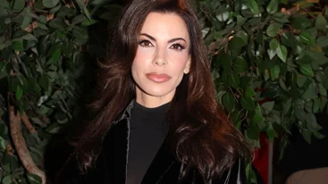 Αντελίνα Βαρθακούρη | Σε βραδινή έξοδο με βελούδινο μακρύ παλτό με λουλούδια