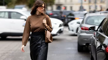 Η μίντι δερμάτινη φούστα που θα βρεις σε έκπτωση και θα φορέσεις με τα πάντα αυτή τη σεζόν