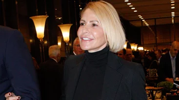 H chic εμφάνιση της Τζένης Μπαλατσινού με κλασικό κοστούμι και ζιβάγκο