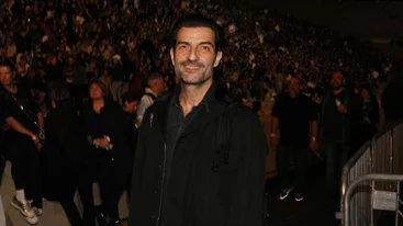 Ο Νίκος Κουρής με τον γιο του, Πέτρο, στη συναυλία του Robbie Williams στο Καλλιμάρμαρο | Η σπάνια οικογενειακή εμφάνιση